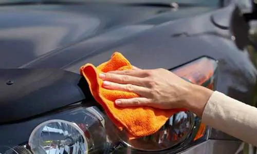 كيفية تنظيف سيارتك من الخارج بدون ماء
